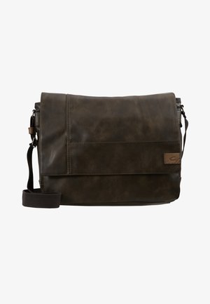 Braune Leder-Umhängetasche mit Klappenverschluss, verstellbarem Riemen, Fronttasche und glatter Textur. Enthält ein Logo-Element an der Seite.