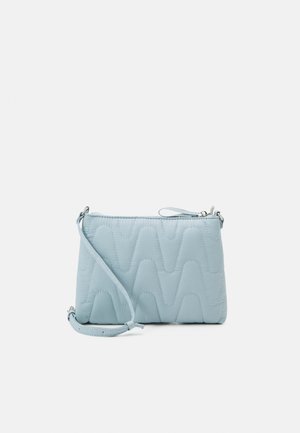 Sac bandoulière matelassé bleu clair avec sangle réglable et fermeture éclair sur fond blanc.