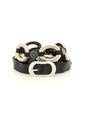 Bracciale in pelle nera con elementi metallici argentati, accenti circolari e un design distintivo della chiusura. Texture liscia con finiture lucide.
