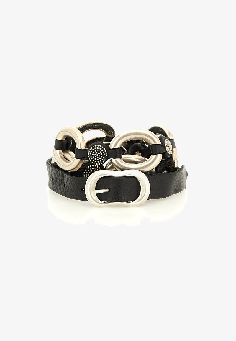 Bracciale in pelle nera con elementi metallici argentati, accenti circolari e un design distintivo della chiusura. Texture liscia con finiture lucide.
