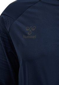 T-shirt de sport bleu marine avec manches noires à motifs et logo hummel noir sur la partie supérieure de la poitrine.