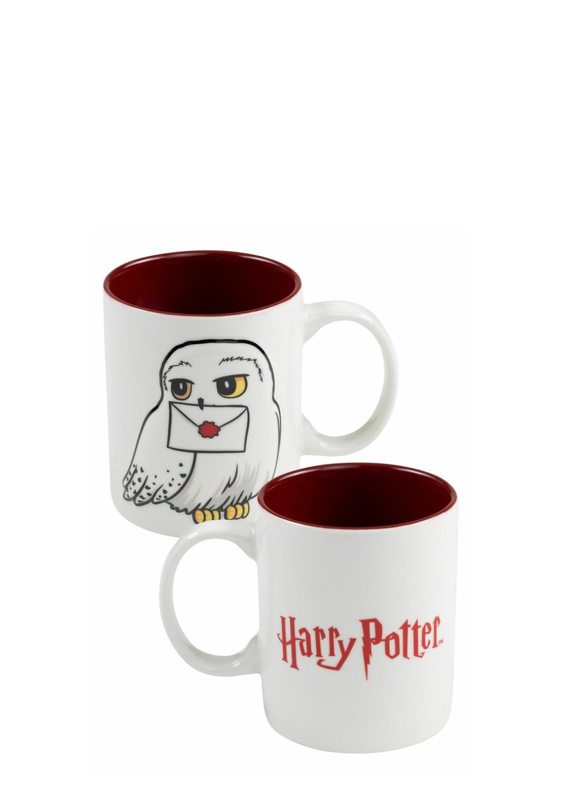White ceramic mug featuring a cartoon owl holding a letter, with a burgundy interior; the other side displays "Harry Potter" in red font.