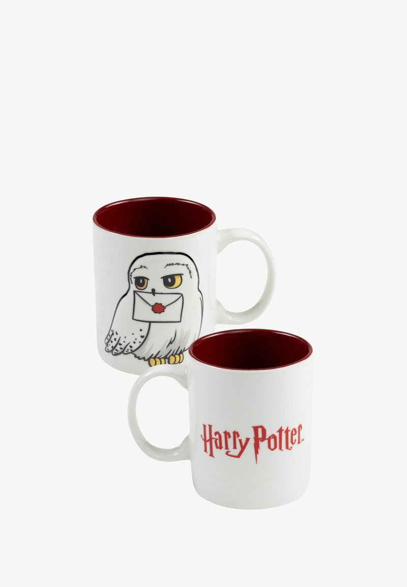 Mug in ceramica bianca con un gufo cartone che tiene una lettera, con interno bordeaux; dall'altro lato è stampato "Harry Potter" in carattere rosso.