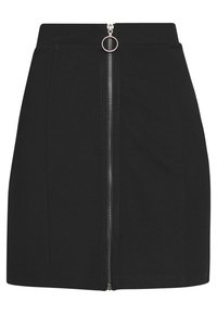 Jupe noire avec une fermeture éclair frontale et un anneau métallique circulaire comme tirette. Confectionnée dans un tissu lisse, elle présente une coupe ajustée et des lignes épurées.