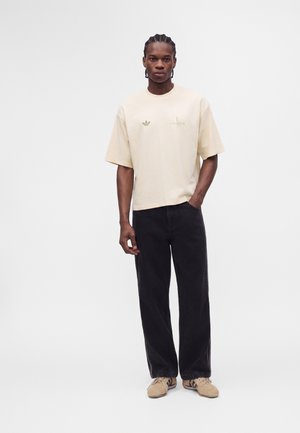 adidas Originals, IAMISIGO GRAPHIC OVERSIZED TEE - Μπλουζάκι με στάμπα - warm vanilla