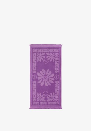 Toalla rectangular morada con diseños florales, calavera y huesos cruzados en el centro, y texto que dice "Somewhere Scarers Under the Sea".