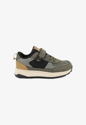 Sneaker verde e grigio con accenti neri, dotata di una fascia in velcro, tomaia testurizzata, tallone rinforzato e suola bianca spessa.