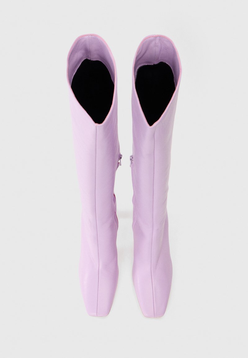 Fioletowe skórzane kozaki za kolano o dopasowanym kroju, ze spiczastymi noskami i zamkami błyskawicznymi z boku. Gładka tekstura i nowoczesna sylwetka.