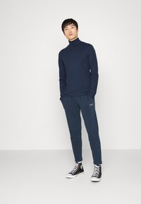 Marc O'Polo LONG SLEEVE TURTLE NECK - Camisola de manga comprida - total eclipse