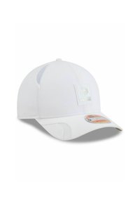 Weißes Baseballcap mit Mesh-Panels, gebogenem Schild und einem gestickten Logo-Patch, das eine gehörnte Figur zeigt. Hat ein enganliegendes Design.