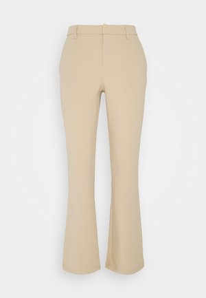 Beige gerade geschnittene Hose mit Gürtelschlaufen, flacher Vorderseite und leichter Ausbuchtung am Saum, vor einem schlichten weißen Hintergrund dargestellt.