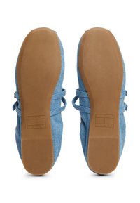 Džínové slip-on topánky so svetlomodrým záhlavím, mäkkou textúrou a hnedými gumovými podrážkami. Majú bočné viazanie a embosované logo na podrážke.