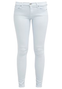 Jeans skinny de color azul claro, hechos de denim. Presentan un diseño clásico de cinco bolsillos, cierre con cremallera y botón de metal, con una textura suave.