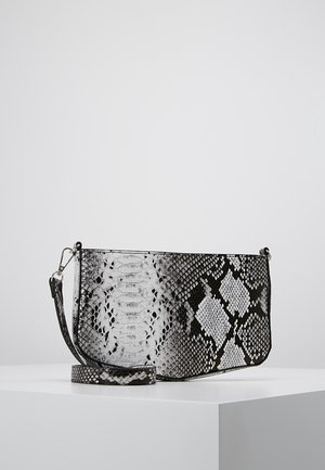 Clutchtas in zwart-witte nepleer van een slang, met een gladde textuur en een afneembare strap, in een rechthoekige vorm en subtiele patronen.