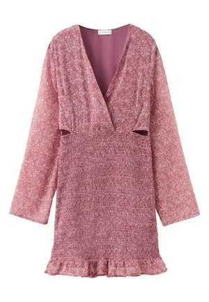 Robe rose à manches longues avec un col en V profond, une taille découpée, une jupe texturée et un ourlet à volants.