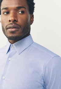 Next TEXTURED - Vapaa-ajan kauluspaita - white blue fine stripe