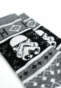 Calzini lavorati a maglia con uno schema di colori grigio e nero, caratterizzati da un design di stormtrooper e motivi geometrici in bianco e grigio chiaro.