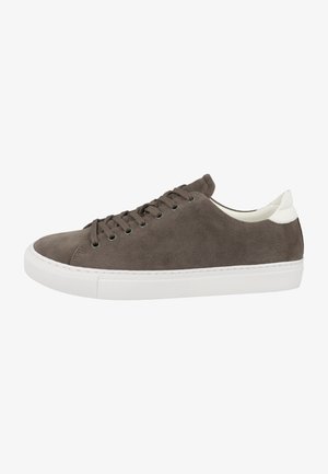 Graue Wildledersneaker mit einer weißen Gummisohle, runder Zehenform und flachen Schnürsenkeln. Bietet ein minimalistisches Design und einen kontrastierenden weißen Fersenakzent.