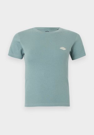 Rövid ujjú, világoskék bordázott pamut póló, bal oldalon kis fehér logóval és kerek nyakkivágással.