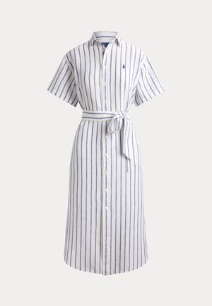 Weißes Hemdblusenkleid mit kurzen Ärmeln, blauen vertikalen Streifen, durchgeknöpftem Vorderteil, Kragen und einem gebundenen Stoffgürtel in der Taille.