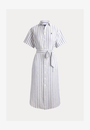 Robe chemise blanche à manches courtes avec des rayures verticales bleues, boutonnée à l'avant, col chemise et ceinture en tissu nouée à la taille.