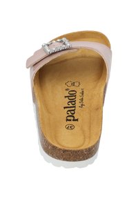 Pale roze schuifsandalen met een zilveren gespsluiting, kurken voetbed en witte rubberen zool. Het interieur heeft een reliëfbranding. Plat ontwerp.