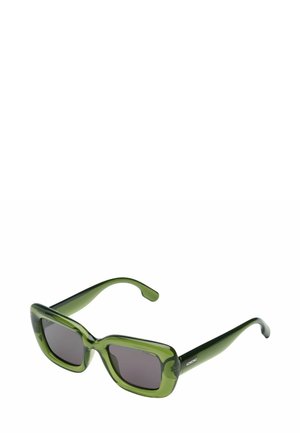 Lunettes de soleil en plastique vert avec une monture carrée, des verres dégradés et de larges branches. Marque discrète sur une des branches. Texture lisse et brillante.
