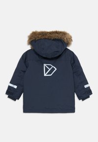 Tengerészi parka dzseki műszőrme kapucnival, fényvisszaverő logóval és ujjakon található részletekkel. Texturált külső borítás, állítható mandzsetták tépőzárral.
