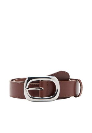 Ceinture en cuir marron avec une grande boucle ovale argentée, enroulée sur fond blanc.