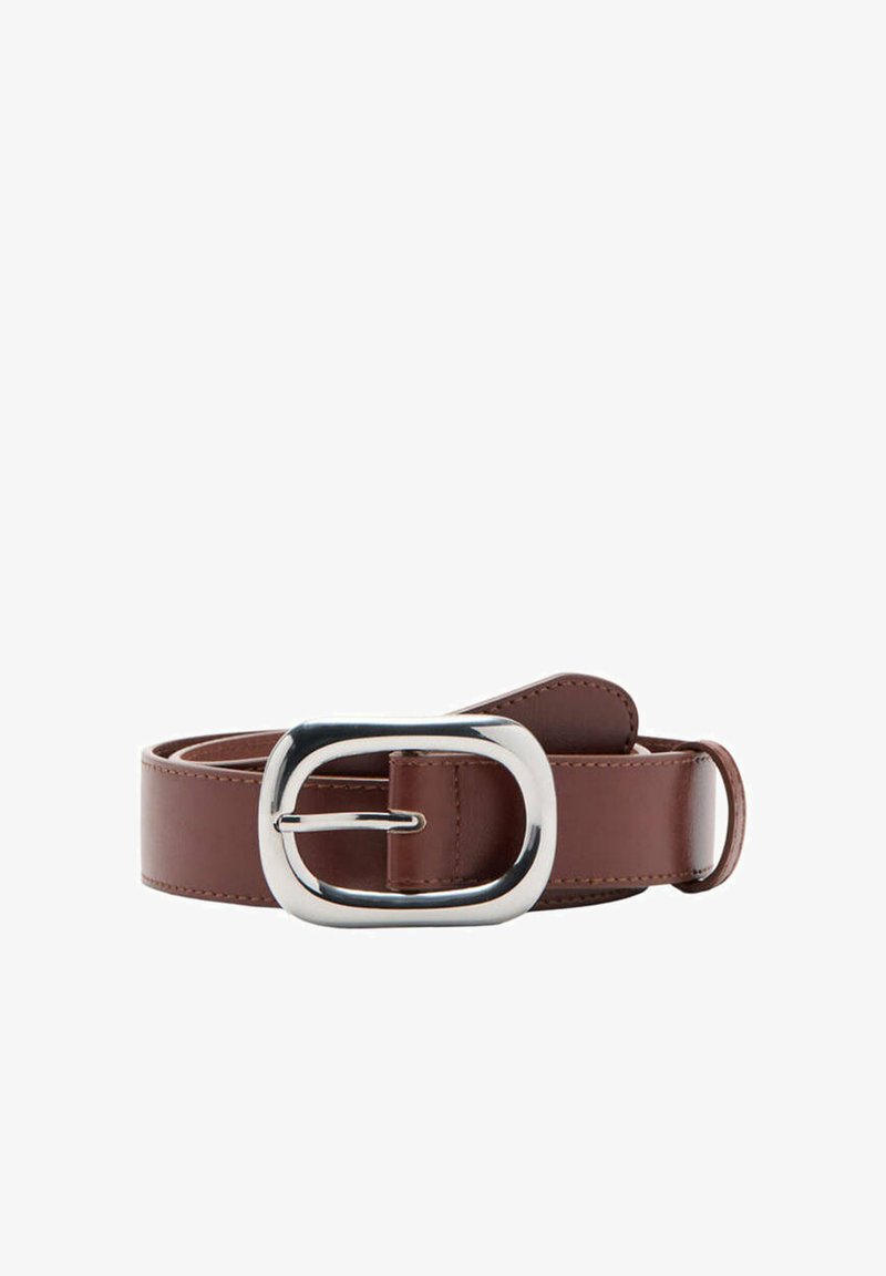 Ceinture en cuir marron avec une grande boucle ovale argentée, enroulée sur fond blanc.