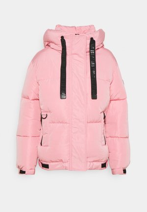 Veste d'hiver matelassée rose avec capuche, cordons de serrage noirs, fermeture éclair à l'avant, poches latérales zippées et poignets ajustables à velcro.