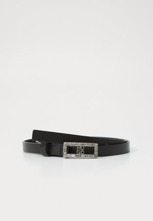 Cintura in pelle nera con fibbia rettangolare in argento che presenta la parola "HUGO" all'interno di un design incorniciato, posata su una superficie bianca.
