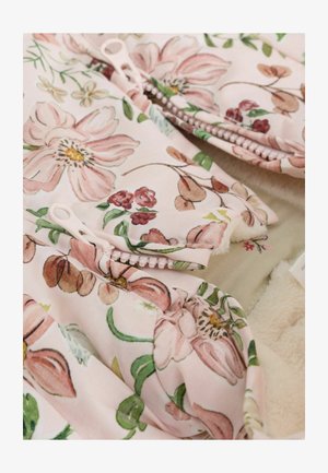 Blumenmusterstoff in sanftem Rosa mit grünen Akzenten; ausgestattet mit Reißverschlüssen und gerafften Ärmeln, ergänzt durch ein beiges, strukturiertes Futter.