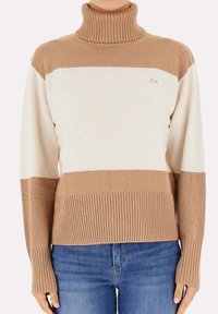 Maglione a collo alto con righe crema e beige. Textura lavorata a maglia grossa con polsini e orlo a coste. Presenta un piccolo logo sul petto.
