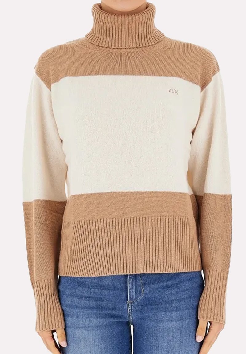 Maglione a collo alto con righe crema e beige. Textura lavorata a maglia grossa con polsini e orlo a coste. Presenta un piccolo logo sul petto.