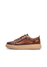 Baskets en cuir marron avec une finition lisse, semelle en caoutchouc beige contrastante et détail de fermeture éclair sur le côté. Présente des éléments en métal doré et des lacets.