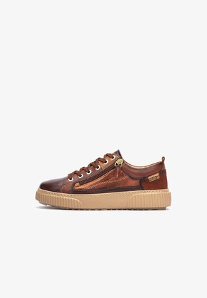 Brune lædersneakers med en glat finish, kontrasterende tan gummisål og sidelukningsdetalje. Udstyret med guldfarvet hardware og snøring.