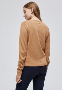 Maglione marrone lavorato a maglia con scollo rotondo, maniche lunghe e un motivo a punto testurizzato sul retro. Tessuto morbido con un design aderente.