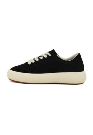 Sneaker nera in suede con suola in gomma crema, punta tonda, design con lacci e dettagli testurizzati che presentano un logo sul lato.