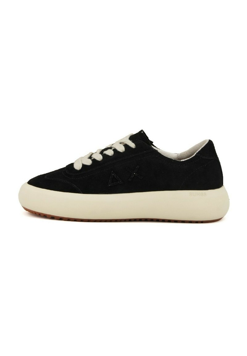 Sneaker nera in suede con suola in gomma crema, punta tonda, design con lacci e dettagli testurizzati che presentano un logo sul lato.