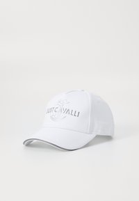 Cappello bianco in tessuto con logo in rilievo "JUSTCAVALLI" sul davanti, visiera curva e dettagli argentati lungo il bordo.