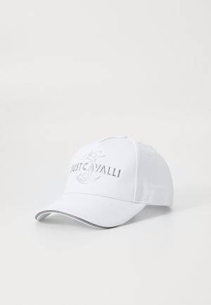 Boné branco feito de tecido, com um logotipo em relevo "JUSTCAVALLI" na frente, um viseira curva e acabamentos prateados ao longo da borda.