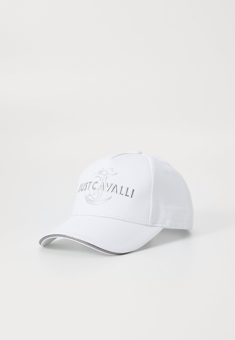 Cappello bianco in tessuto con logo in rilievo "JUSTCAVALLI" sul davanti, visiera curva e dettagli argentati lungo il bordo.