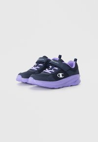 Baskets de sport bleu marine et violettes avec des panneaux en mesh, une sangle Velcro et une semelle texturée. Elles présentent un logo sur le côté et une languette rembourrée.
