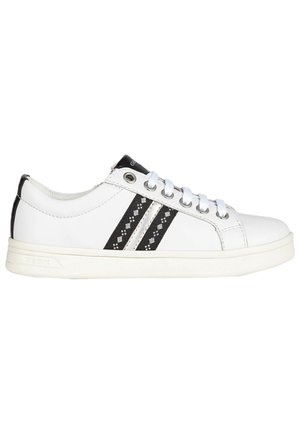 Sneaker bianca in pelle con strisce nere, caratterizzata da motivi decorativi, punta tonda, suola bianca e accenti neri a contrasto sul tallone.