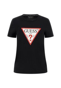 Černé tričko vyrobené z bavlny, které má trojúhelníkovou grafiku v červené a bílé barvě s logem "GUESS" a textem "WASHED JEANS" uvnitř.