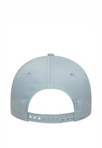 Helles blaues Cap mit einer glatten Stoffoberfläche, abgerundetem Kopfteil und verstellbarem Kunststoffriemen hinten, der mehrere Größenlöcher aufweist.