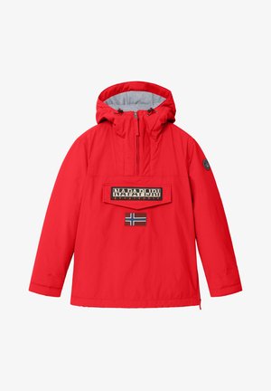 Rød hættejakke med frontlommeklap, der viser Napapijri-logo og norsk flagpatch nedenunder, lange ærmer og lynlåslukning ved halsen.