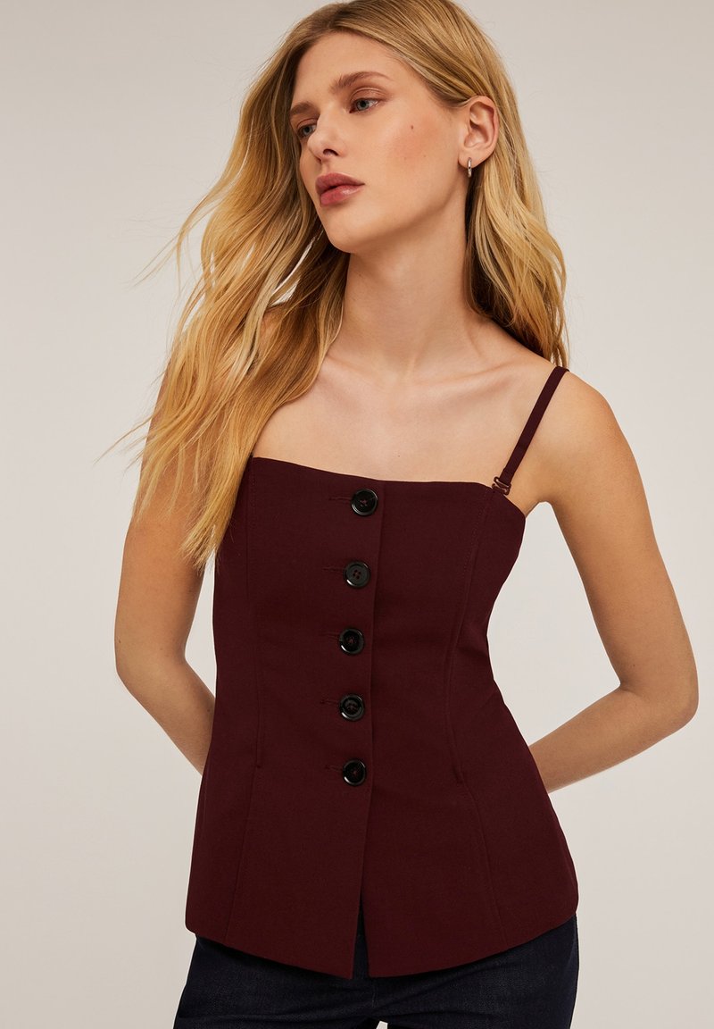 Bordowy dopasowany top z cienkimi ramiączkami, kwadratowym dekoltem i sześcioma czarnymi guzikami z przodu. Gładka tkanina o strukturalnym wzornictwie.