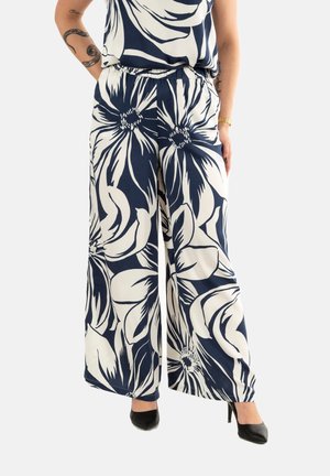 Pantaloni a gamba larga in tessuto blu navy e crema, con grandi motivi floreali, vita elastica e texture liscia.